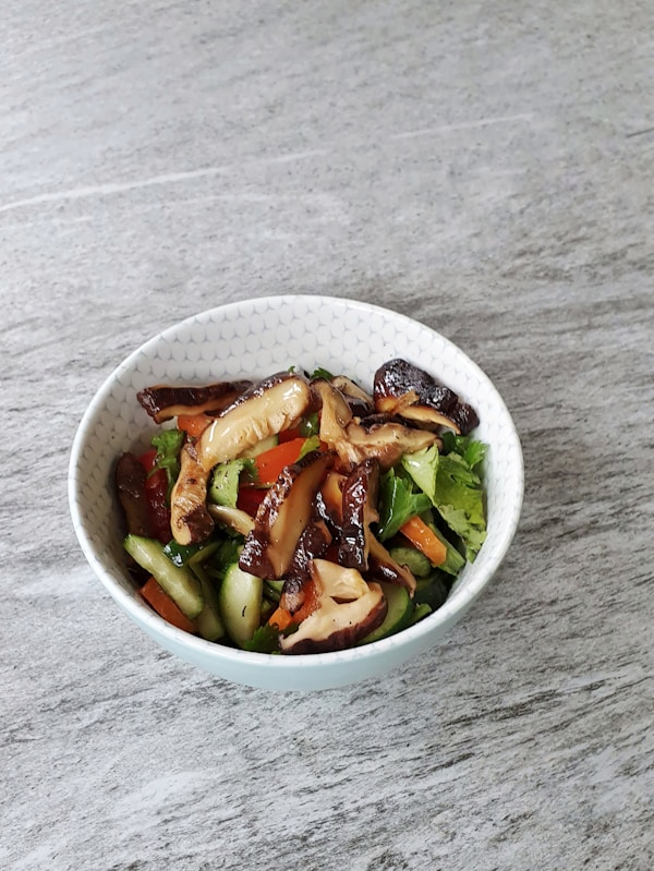 Scharfer gemischter Pilzsalat