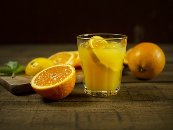 Orangen- oder Ananassaft