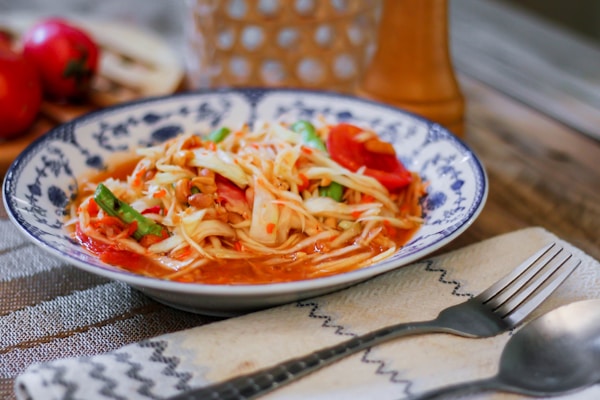 Papayasalat mit Salzkrabben und fermentiertem Fisch