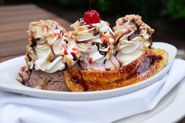 Eiscreme – 3 Kugeln mit Schlagsahne