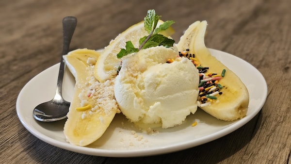 Eiscreme – 2 Kugeln mit Schlagsahne und Banane